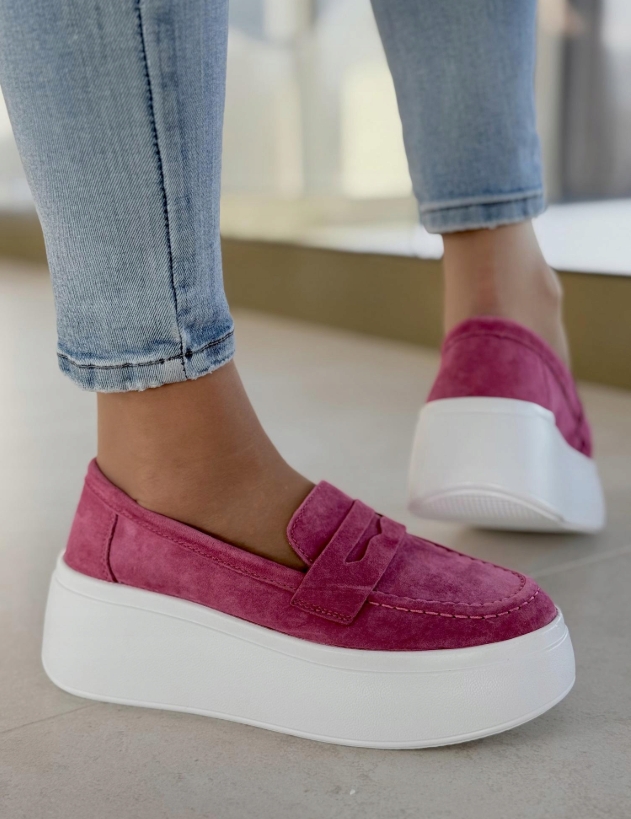 Buty - Lekkie mokasyny slip on na wyższej podeszwie skóra naturalna