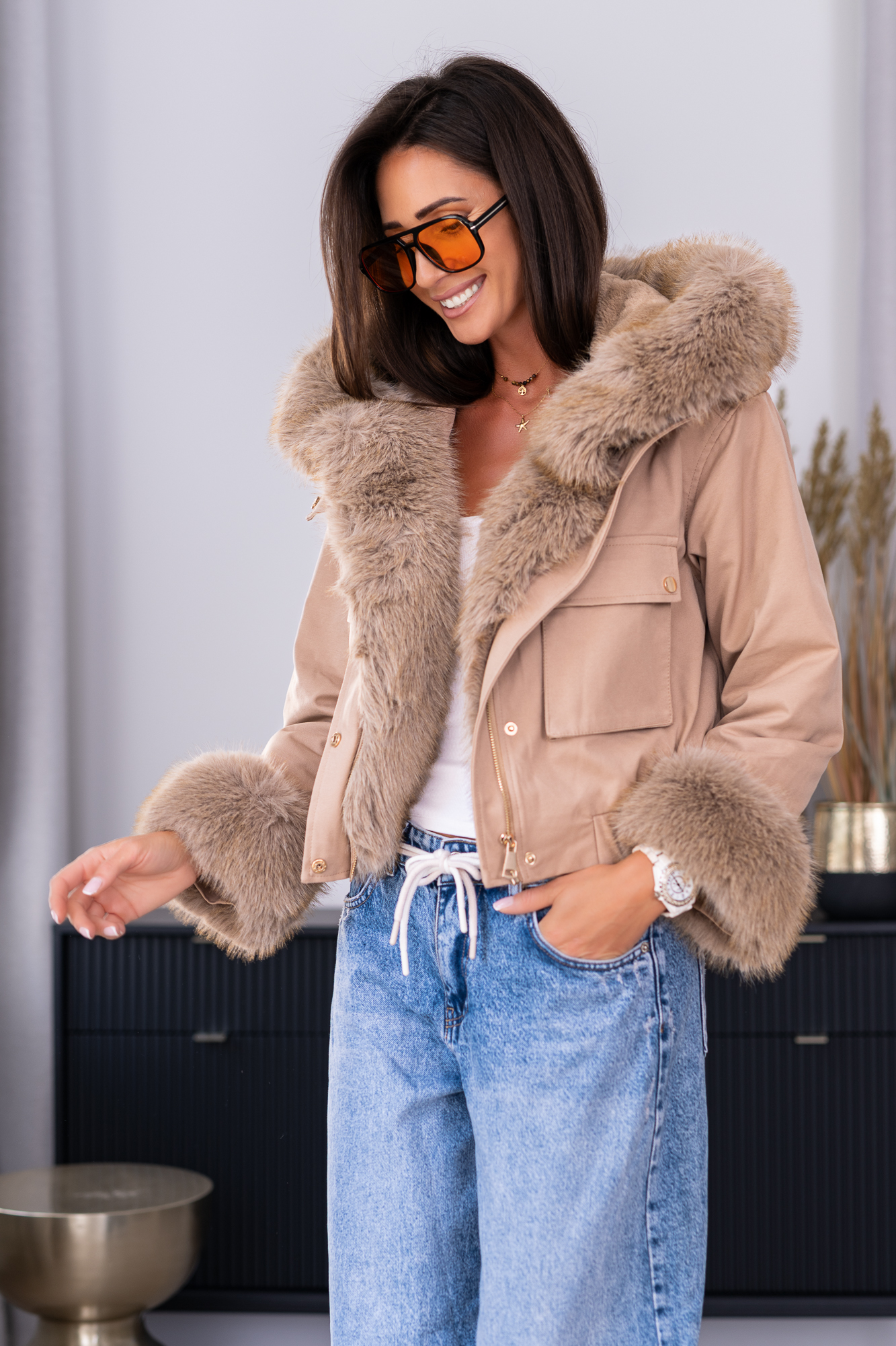 Kurtka Beige Luxe z futrzanym wykończeniem